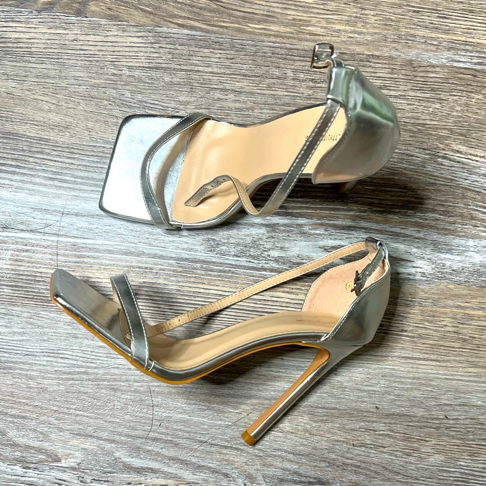 NWOB Silver Pretty Little Thing Square Toe Heel sz 9
